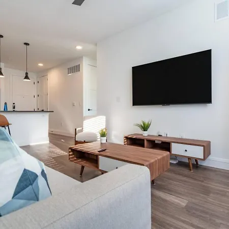 Designer Space Near Ut King Bed